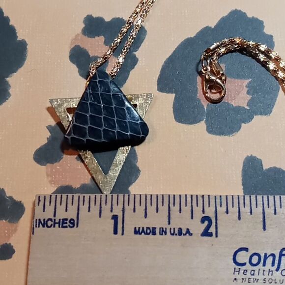 Triangle necklace - Picture 2 of 4